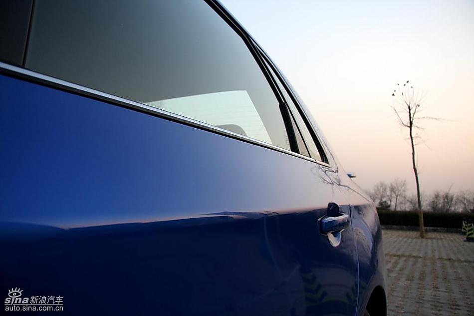 斯巴鲁三厢翼豹发动机及细节