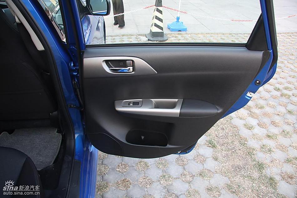 斯巴鲁三厢翼豹发动机及细节