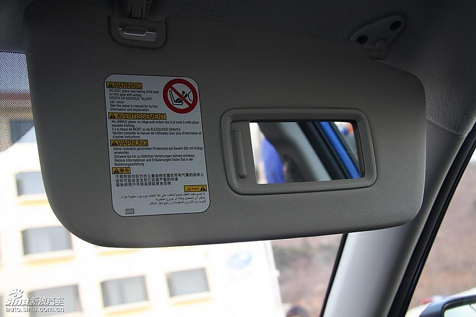 斯巴鲁三厢翼豹发动机及细节