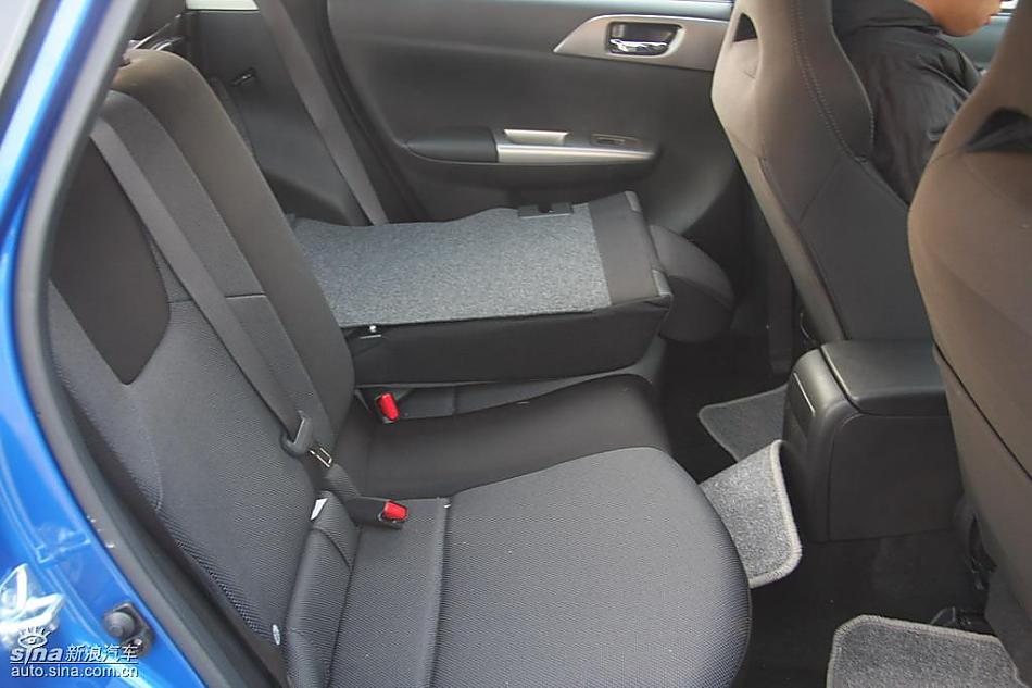 斯巴鲁三厢翼豹发动机及细节