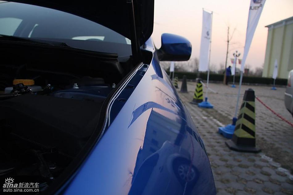 斯巴鲁三厢翼豹发动机及细节