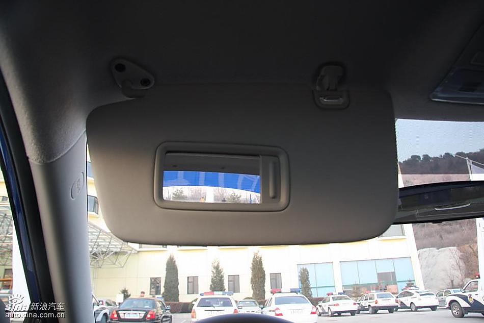 斯巴鲁三厢翼豹发动机及细节