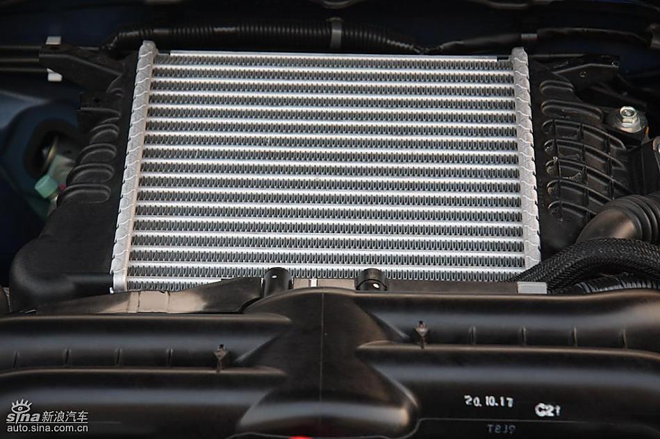 斯巴鲁三厢翼豹发动机及细节