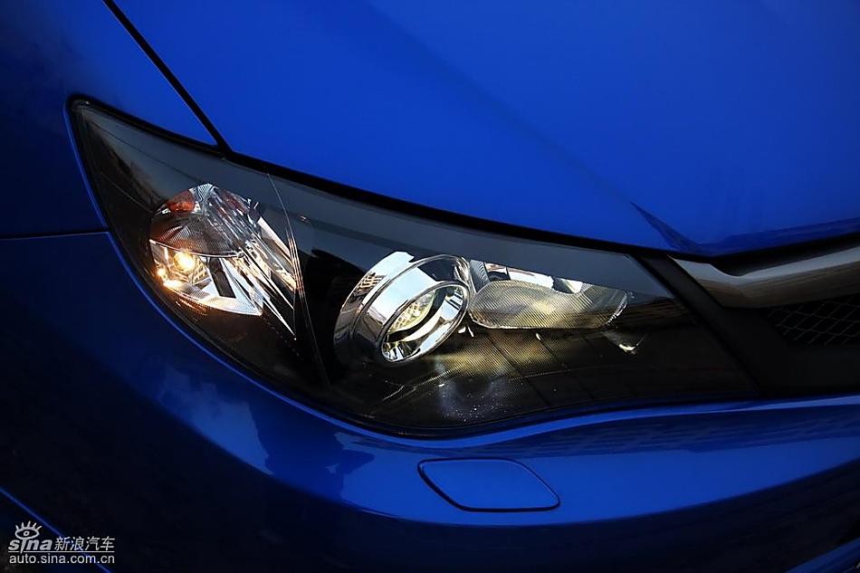 斯巴鲁三厢翼豹发动机及细节