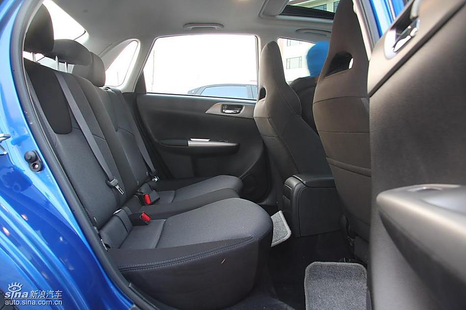 斯巴鲁三厢翼豹发动机及细节