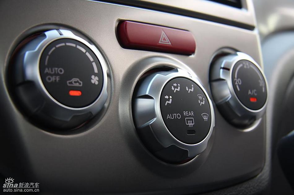 斯巴鲁三厢翼豹内饰