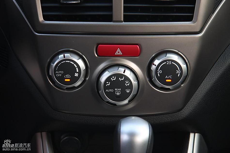 斯巴鲁三厢翼豹内饰