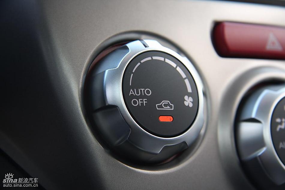 斯巴鲁三厢翼豹内饰