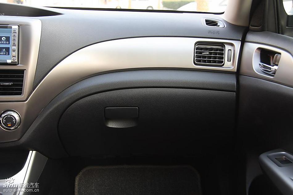斯巴鲁三厢翼豹内饰