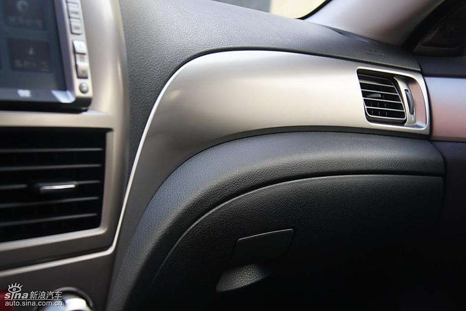 斯巴鲁三厢翼豹内饰