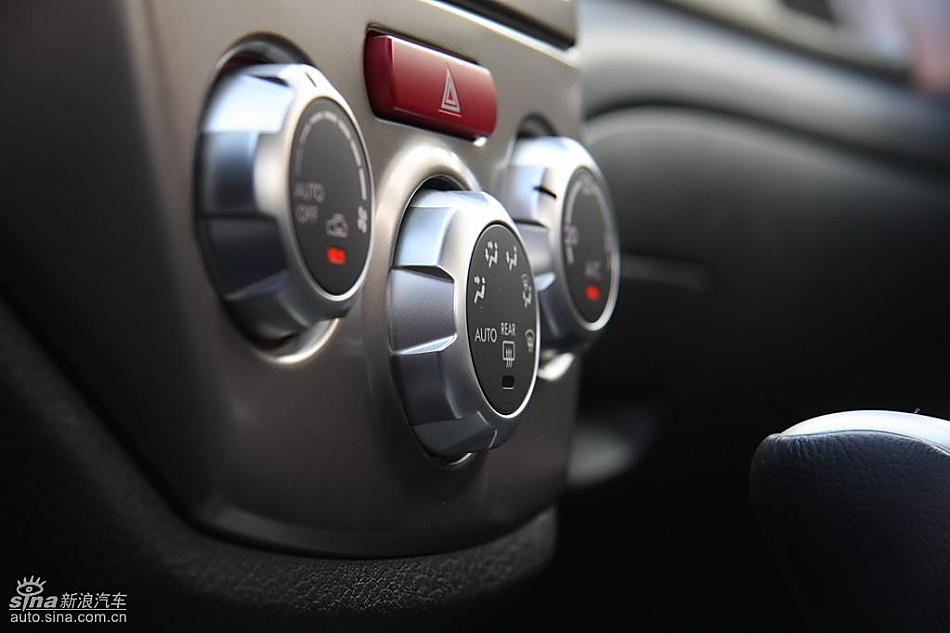 斯巴鲁三厢翼豹内饰