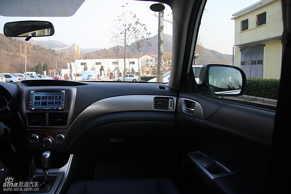 斯巴鲁三厢翼豹内饰