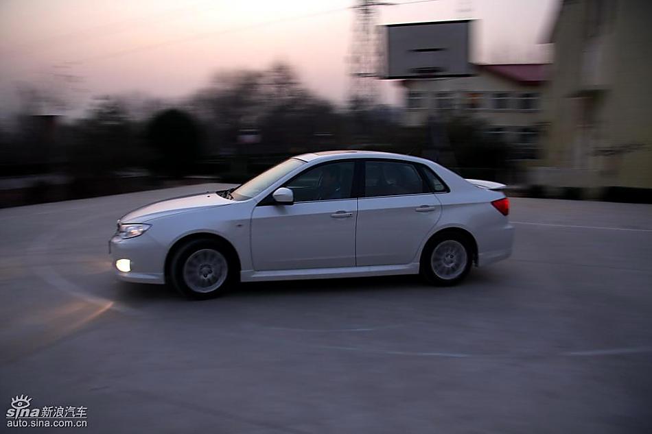 斯巴鲁三厢翼豹外观