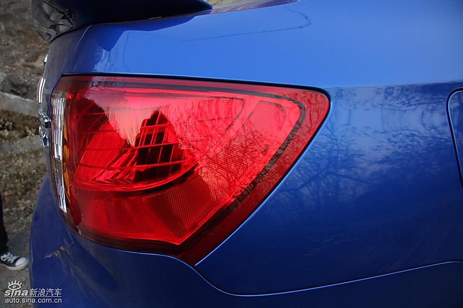 斯巴鲁三厢翼豹外观