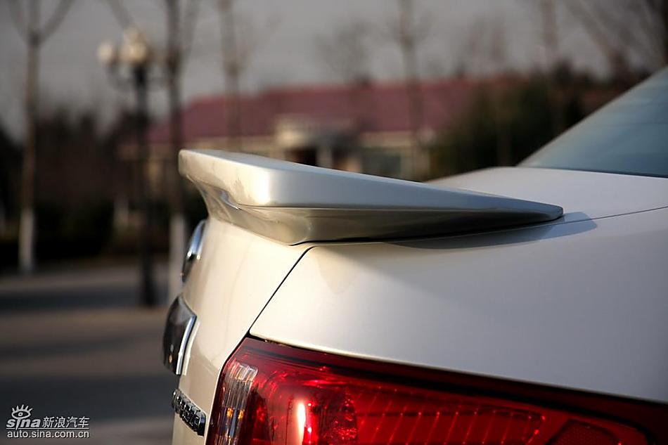 斯巴鲁三厢翼豹外观