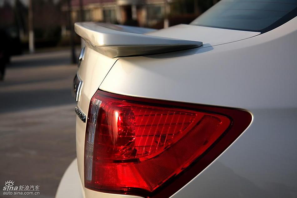 斯巴鲁三厢翼豹外观