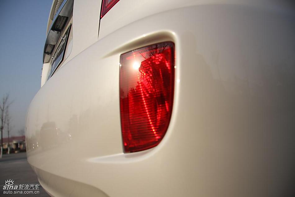 斯巴鲁三厢翼豹外观