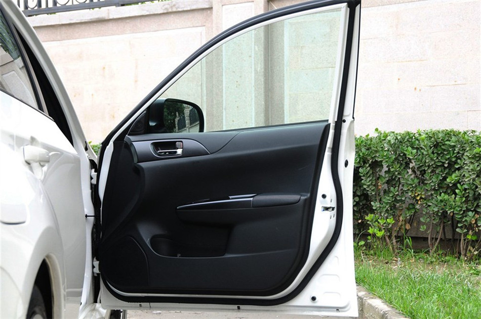 2011款 2.5T MT WRX STI 座椅空间