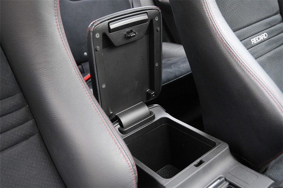 2011款 2.5T MT WRX STI 座椅空间