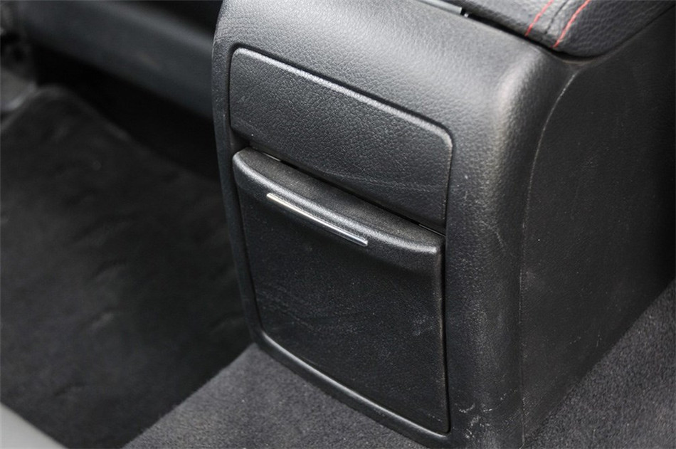 2011款 2.5T MT WRX STI 座椅空间