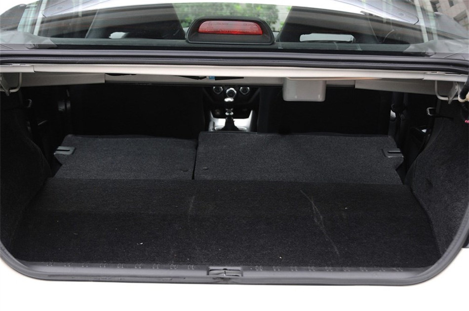 2011款 2.5T MT WRX STI 座椅空间