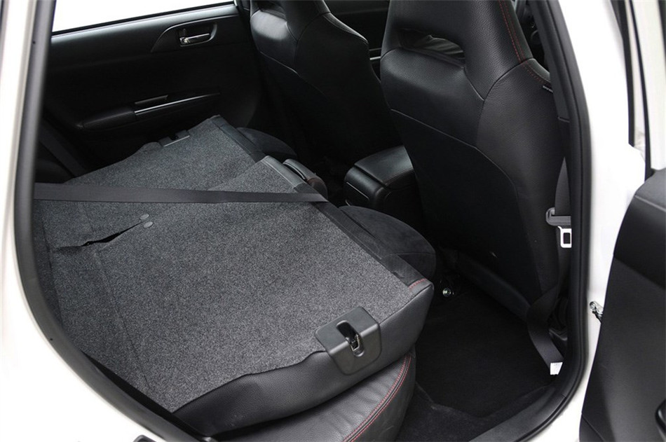 2011款 2.5T MT WRX STI 座椅空间
