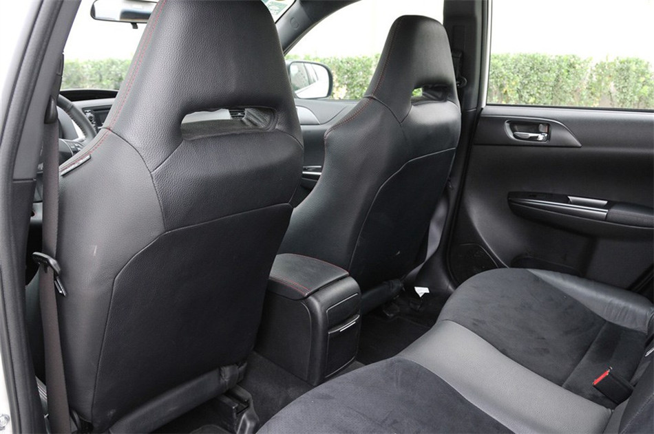 2011款 2.5T MT WRX STI 座椅空间