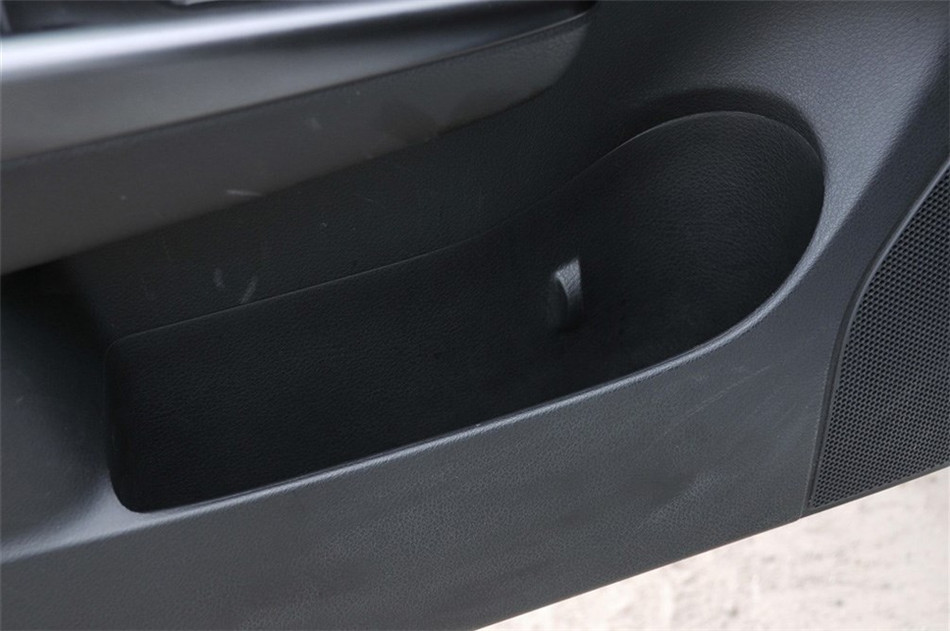 2011款 2.5T MT WRX STI 座椅空间