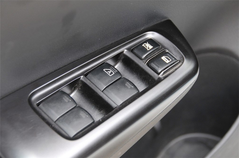 2011款 2.5T MT WRX STI 座椅空间