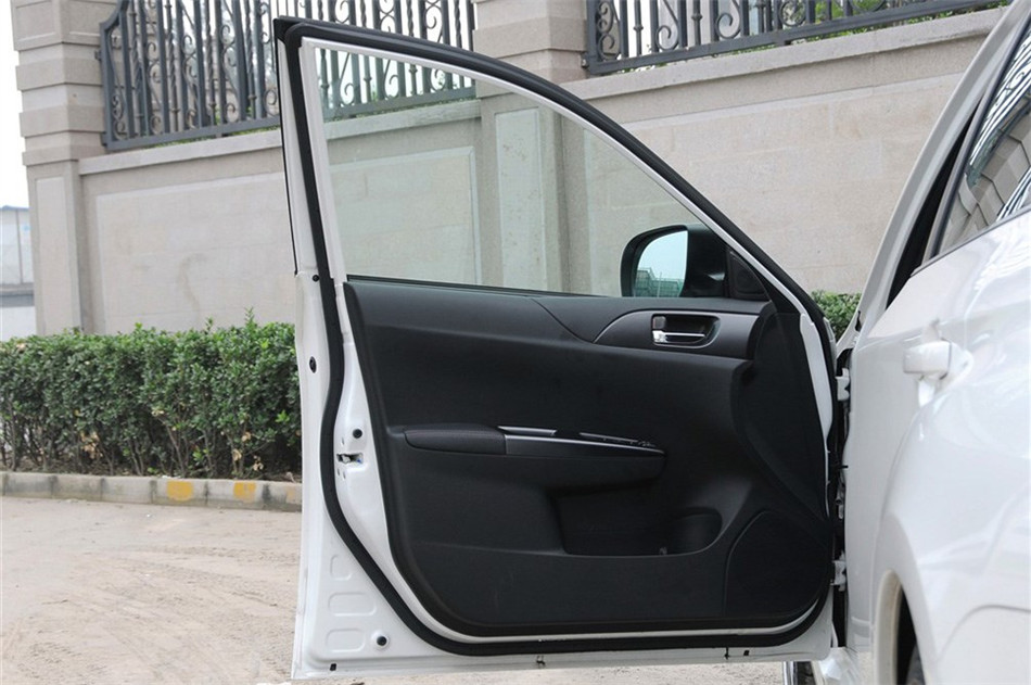 2011款 2.5T MT WRX STI 座椅空间