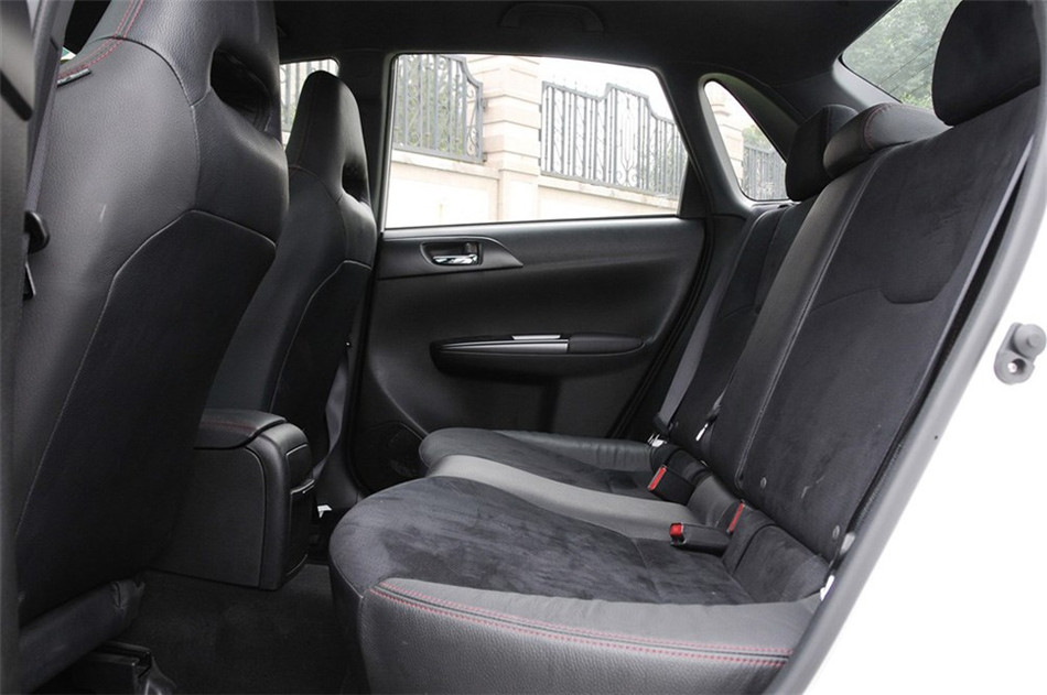 2011款 2.5T MT WRX STI 座椅空间