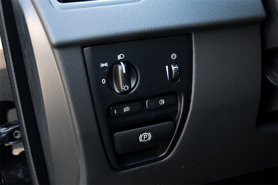 沃尔沃XC90 2013款 2.5T AT 行政升级版