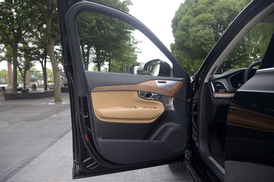 2015款 2.0T T6 智尊版 7座 座椅空间