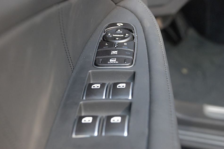 现代EQUUS雅科仕内饰