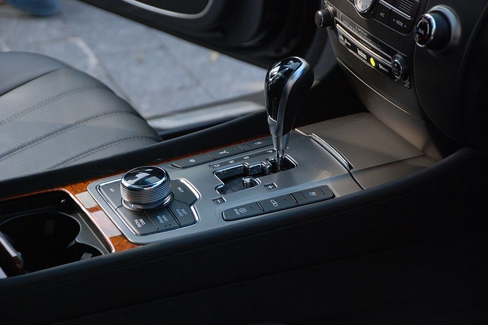 现代EQUUS雅科仕内饰