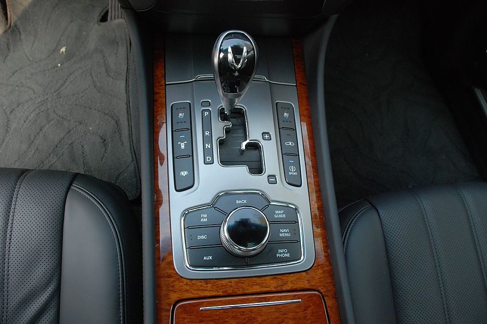 现代EQUUS雅科仕内饰