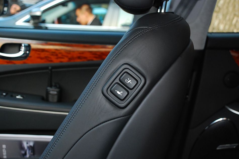 现代EQUUS雅科仕内饰