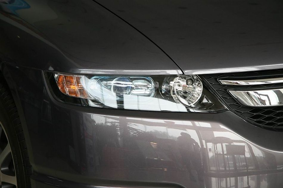 广州本田新奥德赛前大灯