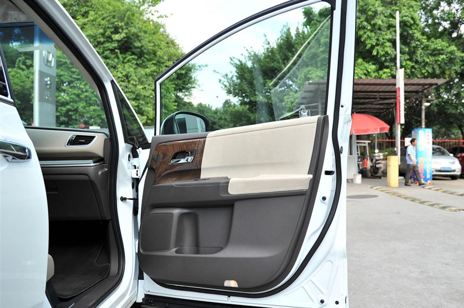 2015款 2.4L 舒适版 座椅空间