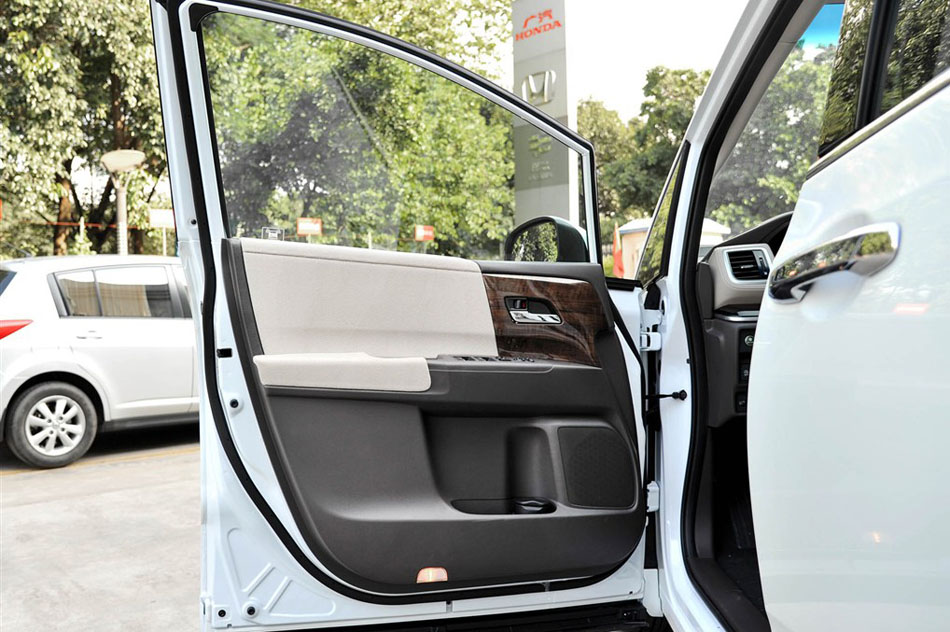 2015款 2.4L 舒适版 座椅空间