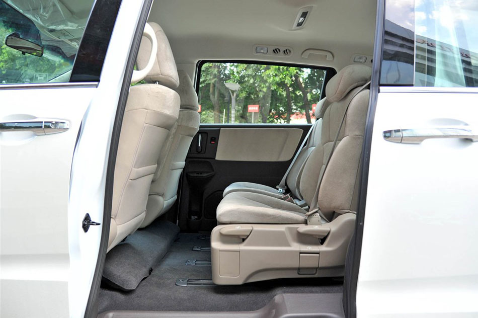 2015款 2.4L 舒适版 座椅空间
