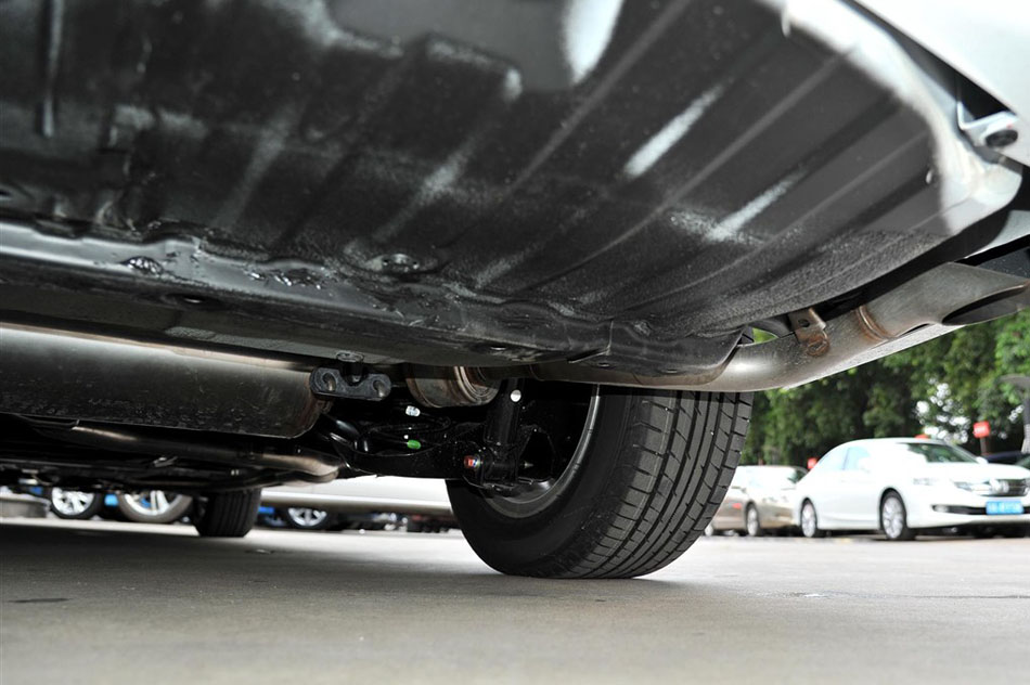 2015款 2.4L 舒适版 引擎底盘