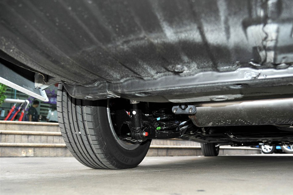 2015款 2.4L 舒适版 引擎底盘