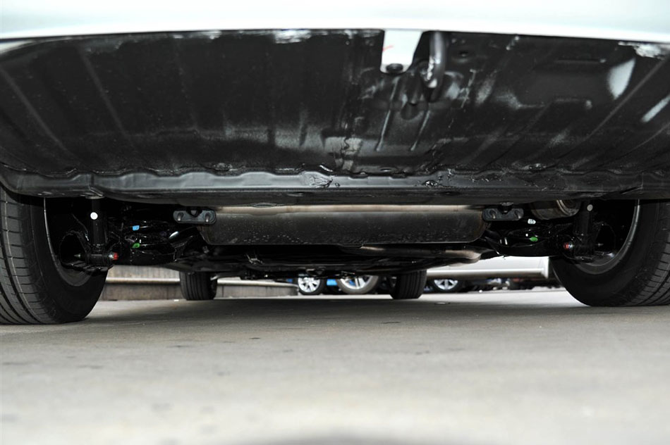 2015款 2.4L 舒适版 引擎底盘