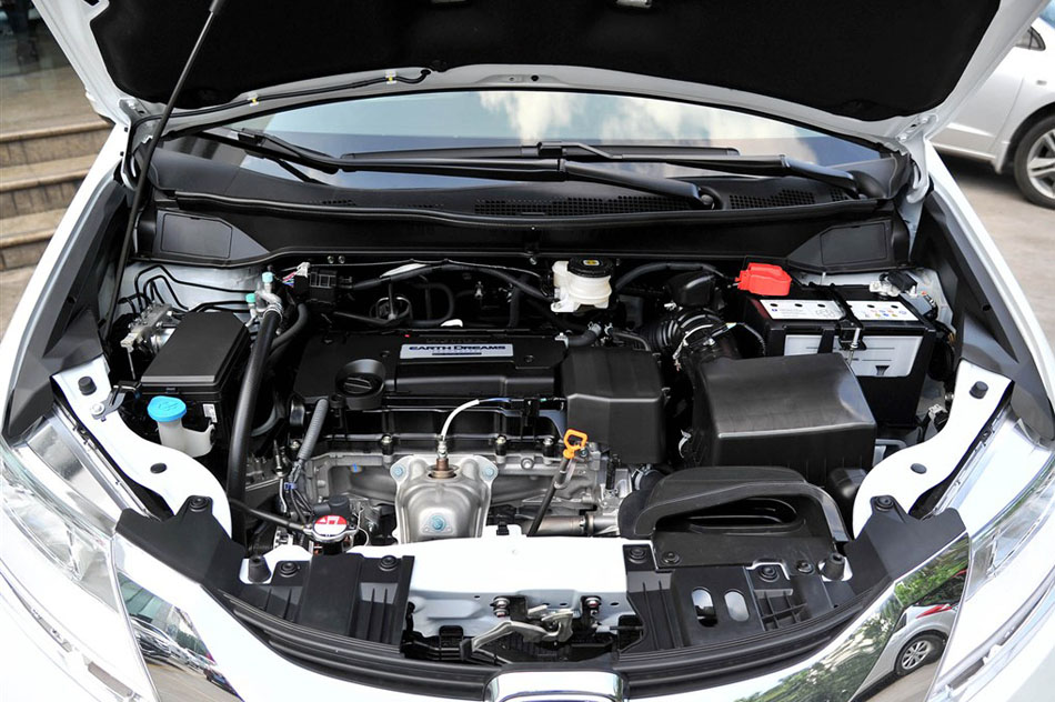 2015款 2.4L 舒适版 引擎底盘