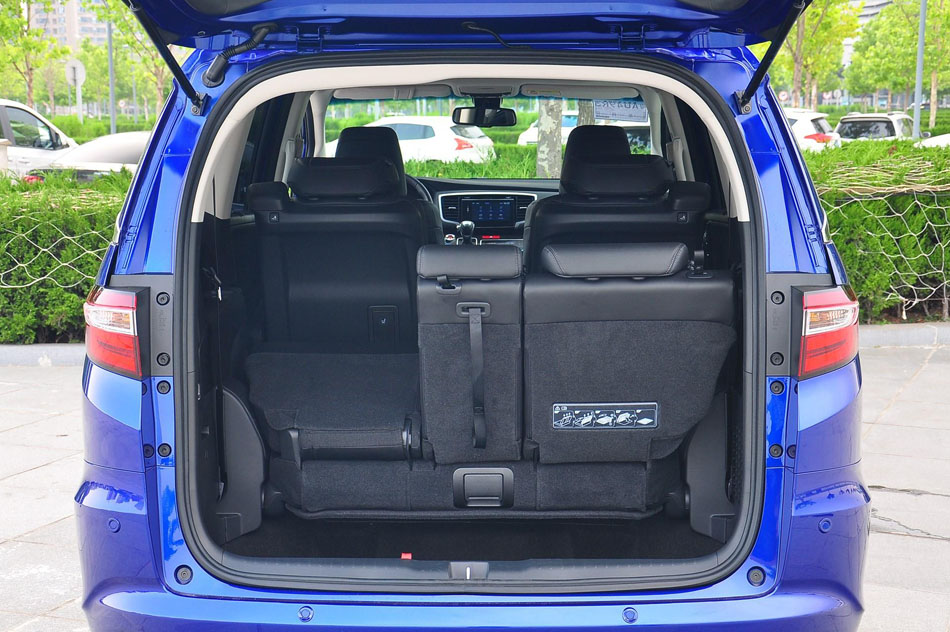 2018款 2.4L 至尊版 座椅空间