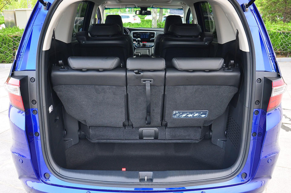 2018款 2.4L 至尊版 座椅空间