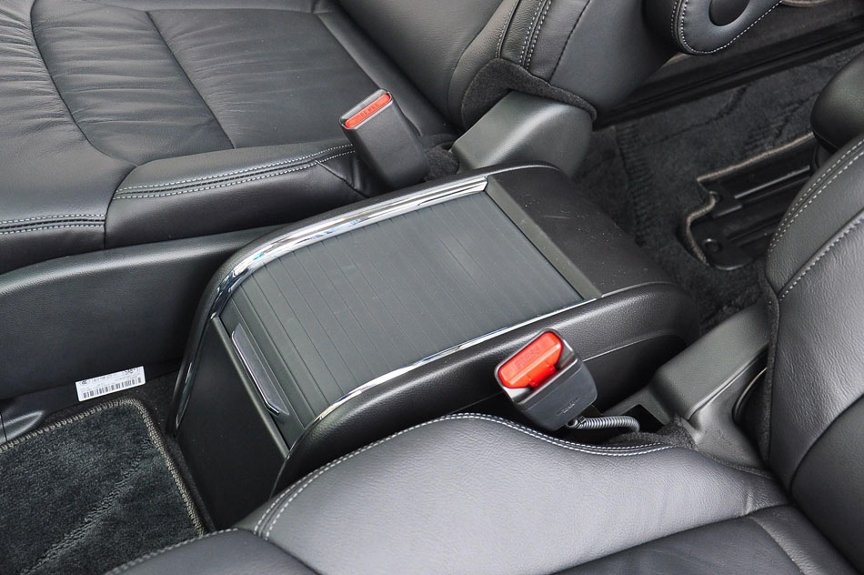 2018款 2.4L 至尊版 座椅空间