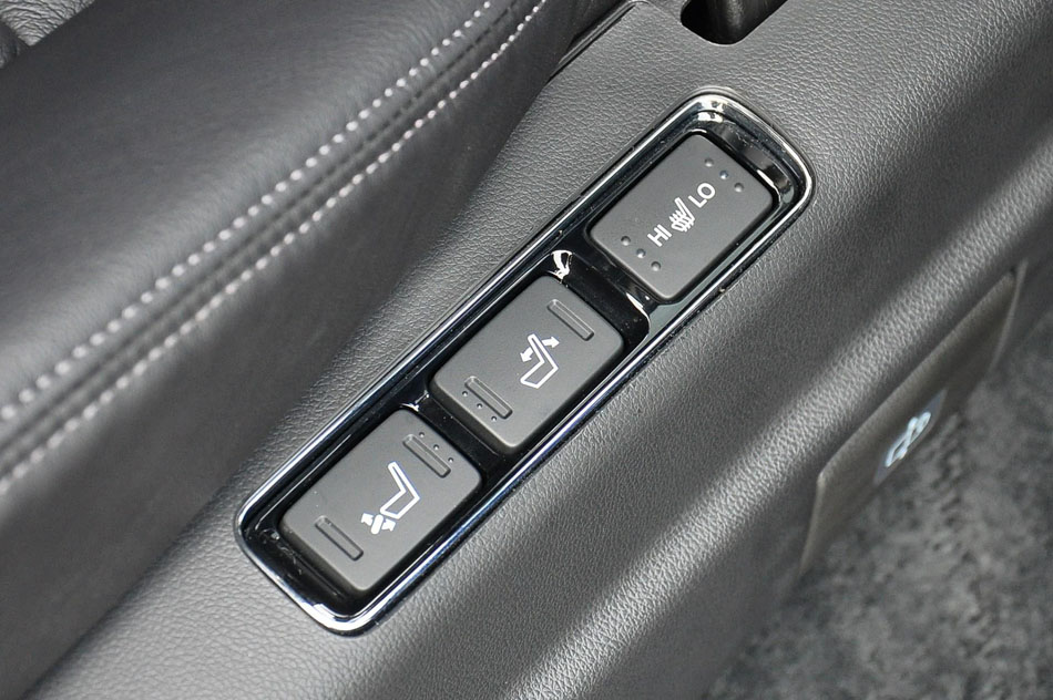 2018款 2.4L 至尊版 座椅空间