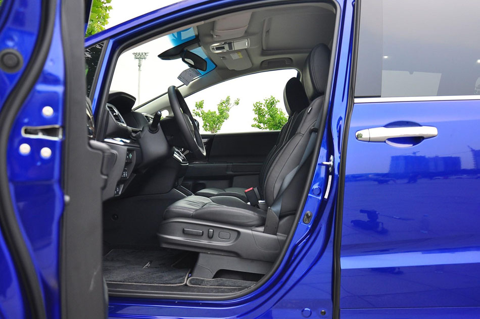 2018款 2.4L 至尊版 座椅空间